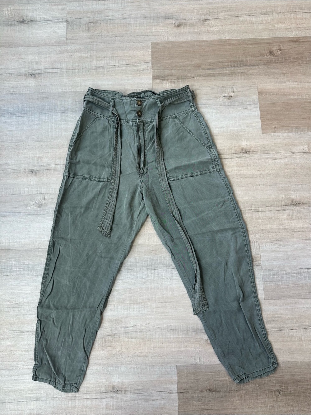 Abercrombie & Fitch women’s Olive cargo Pants with belt